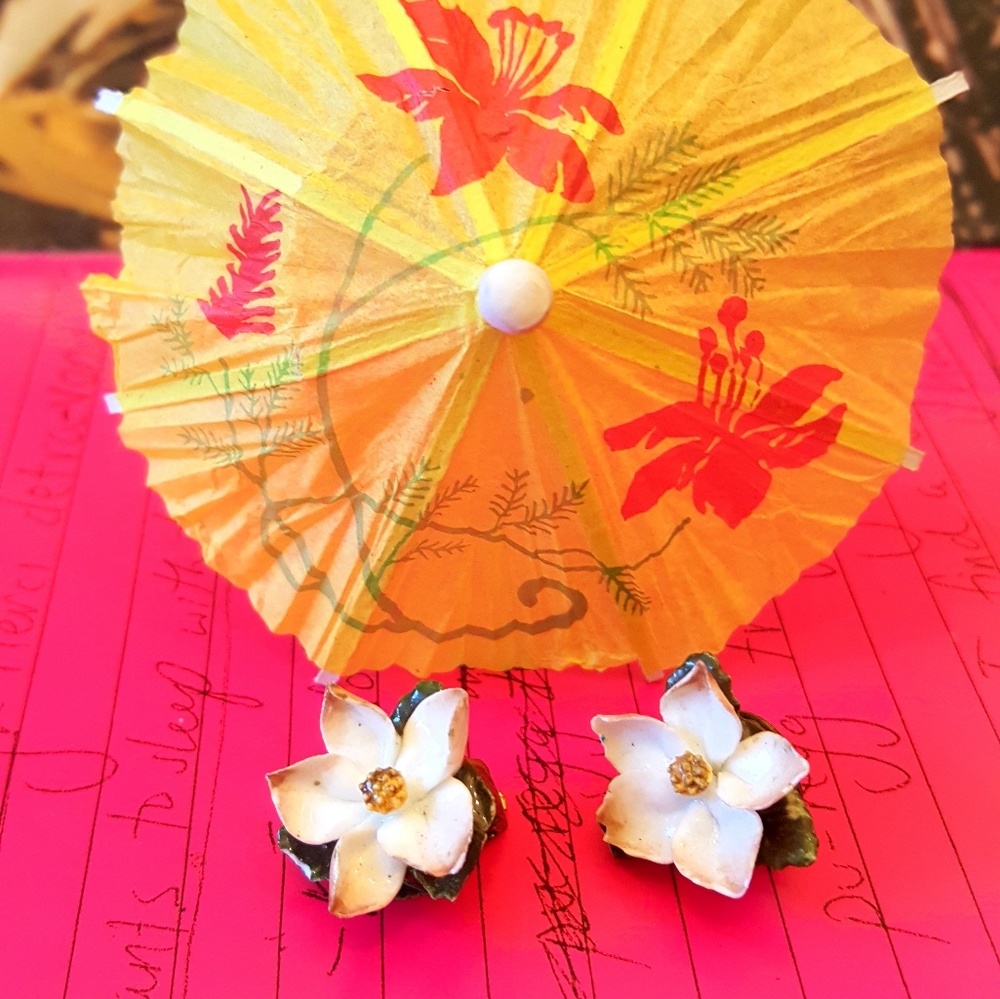 Vintage Tiki Flower Clip on Earrings Hand …